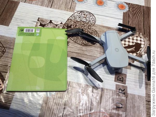 Сам дрон в разложенном состоянии. Рядом - обычная тетрадка, для масштаба