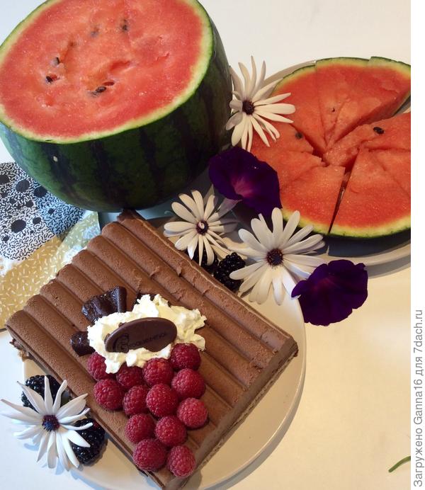 Угощайтесь, мой первый арбузик в этом году. Сладкий как мёд!