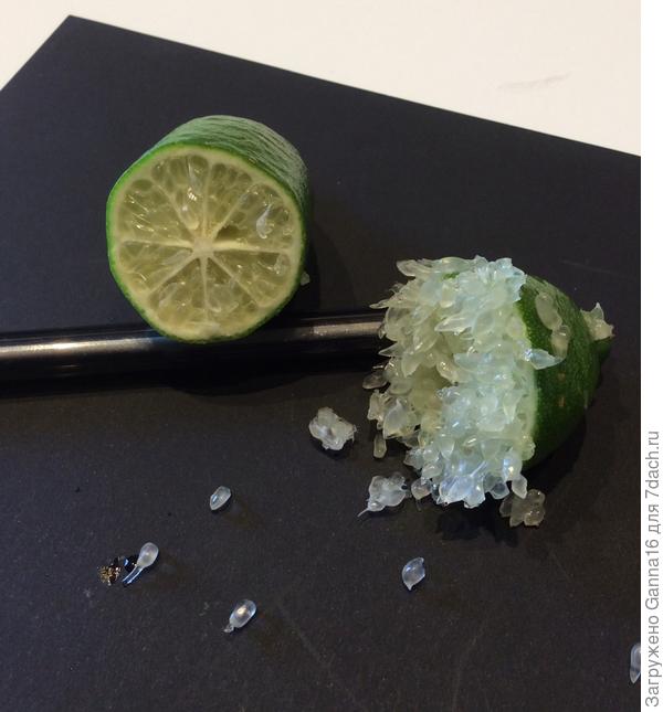 В разрезе. Если сжать пальцами половинку, то оттуда  « вылезут» « икринки»