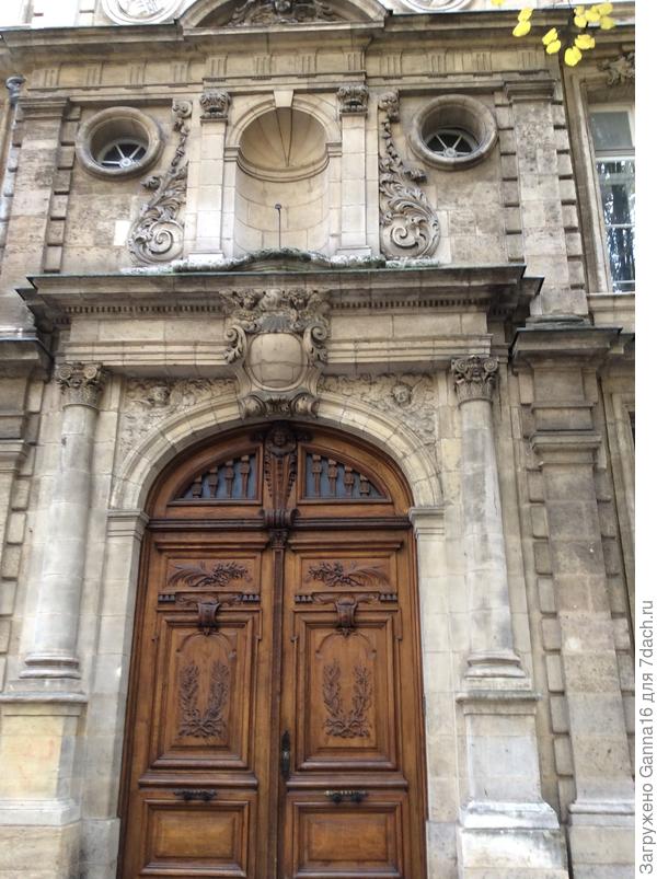 Дверь лицея во всей красе. Жаль тротуары узкие, ну никак всё здание в кадр не помещается....