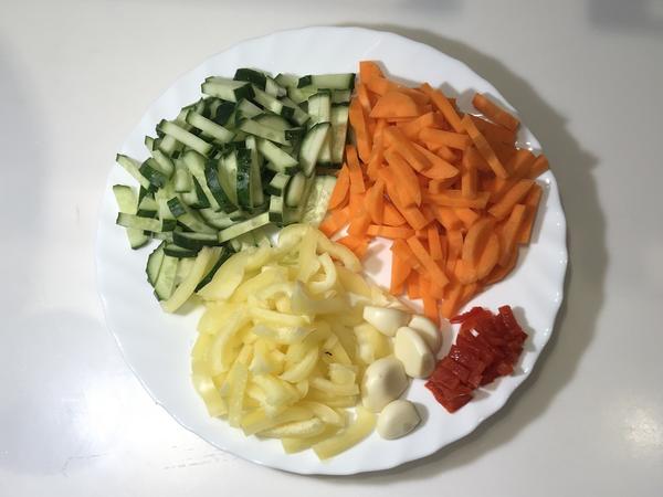 Все овощи нарезаем соломкой