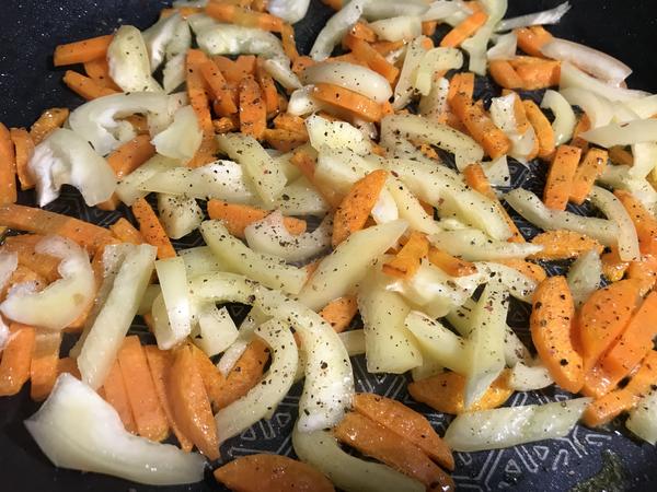 Морковь и перец обжарить