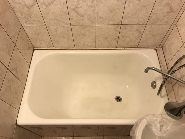 Плитка и ванна отмыты