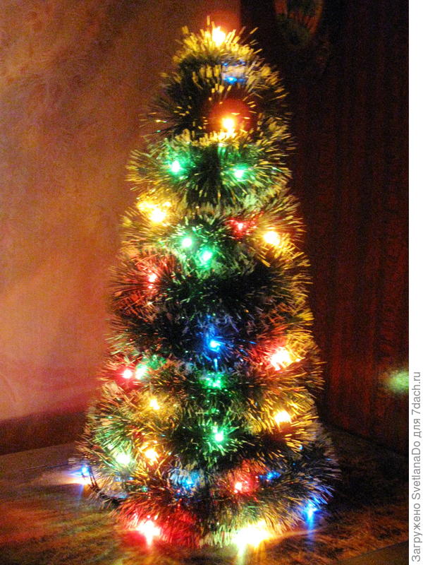 из мишуры и гирлянды