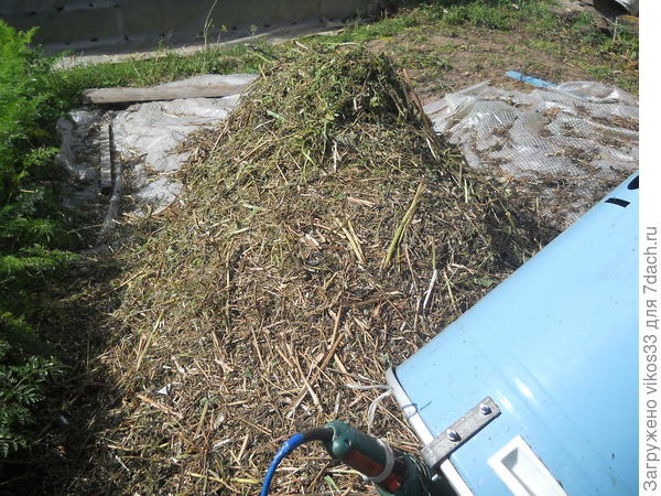 Фото дробилки с измельчённым бурьяном