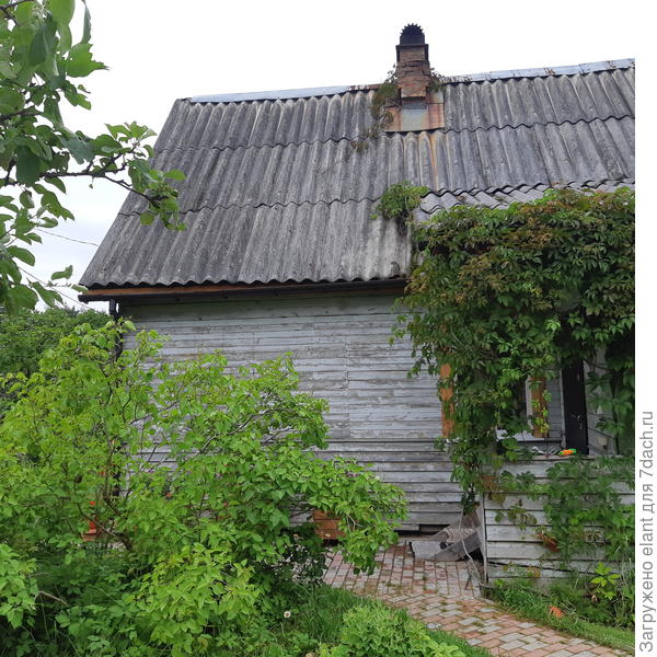 Вид сбоку, видна пристроенная веранда.