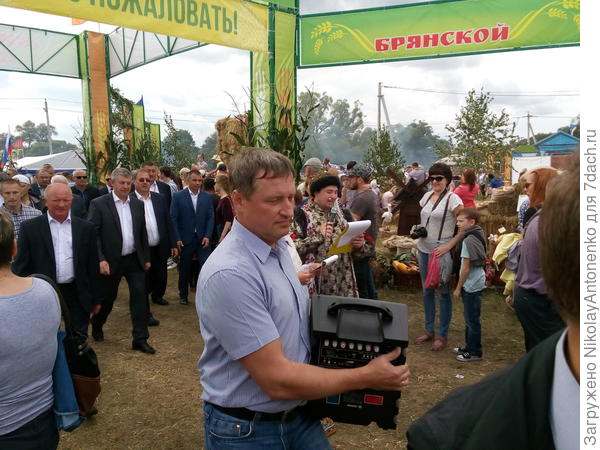 Царь со своим патефоном.