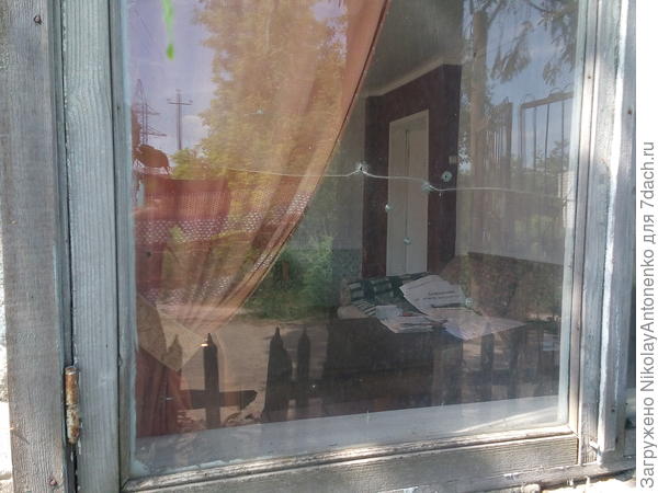 расстрелянное окно правления, на столе видна рекомендация звонить в полицию по тел.67-04-02