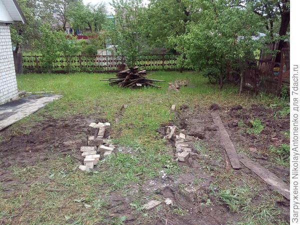 Соседи по ряду недавно купили участок, заехали на машине.