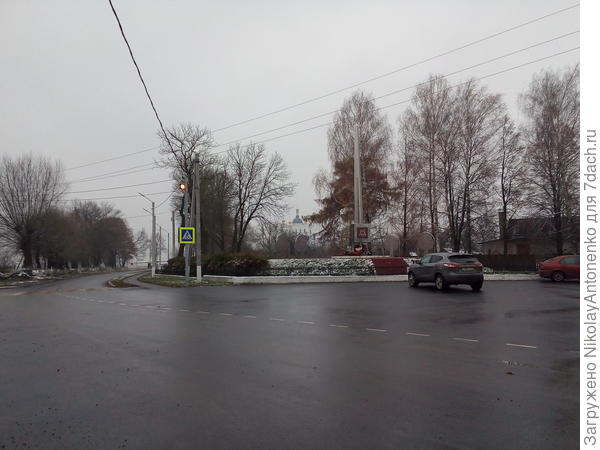 Монумент Воинской Славы на фоне Свенского монастыря