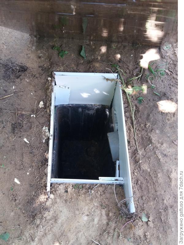 укрепил стеночки, ровно засыпал и в конце накрыл покаместь фанерой.)))