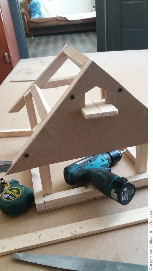 Вот сидя на табуреточке)))