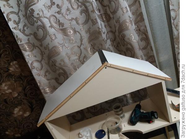 Стык. или конек как мне его правельнее назвать между крышами я закрыл обычным уголком. если вы заметили крыша не под 90° а уголок именно такой.
и вариант очень простой. в уголке по внутренней стороне угол прорезаем концелярским ножом. разумеется не режим уголок а делаем тока надрез. и аккуратно пальчиками его раскрываем на тот градус который нам нужен