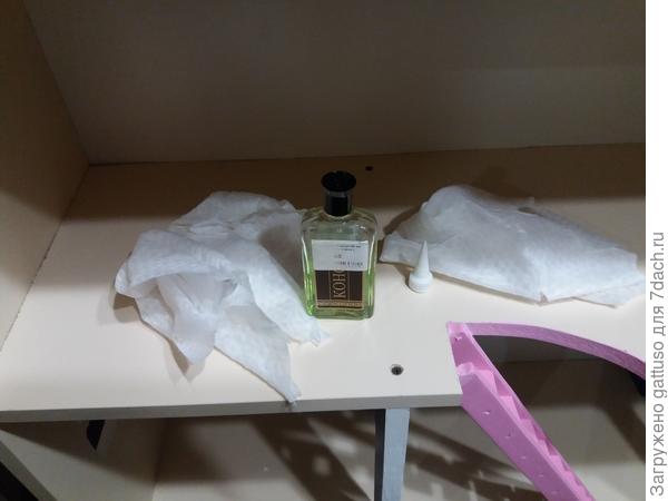 Для дольнейших работ мы протрем домик спиртовым чем не то. я взял адеколон. Для оттирания карандаша,маркера и остальных щагризнений при сооружении домика.