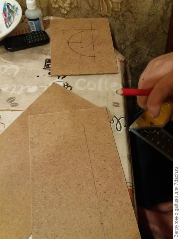 немножко арголита. который выпилил под размеры двух мебельных квадратов. разметил дырочки. чтобы залетали воробушки ,синички.