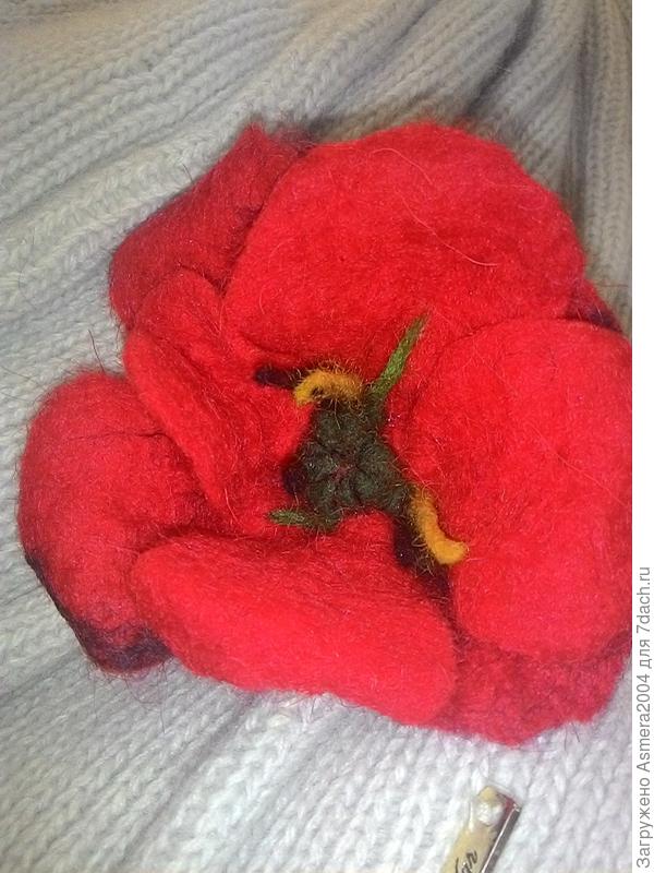 мак который сделала я .Это брошь на шапку