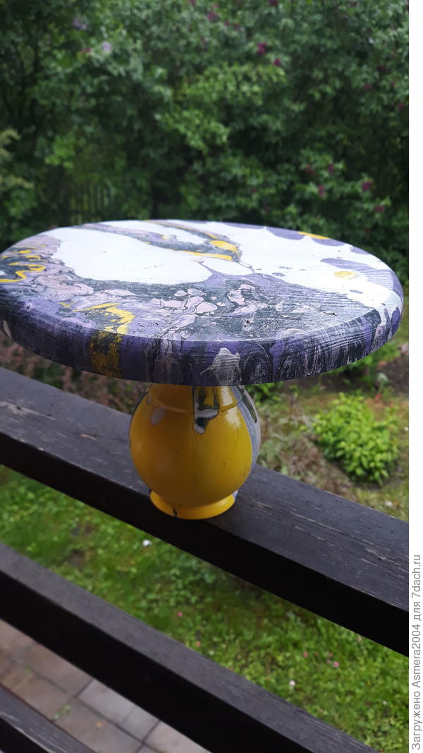 Подставка под торт , покрыта акриловой краской