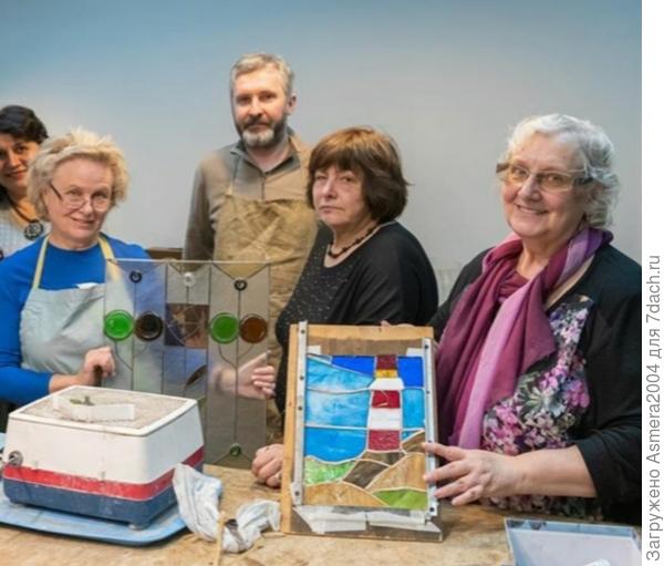 Это наш преподаватель, вредный)) но нами любимый))) и мои одногрупницы и мой четвёртый  витраж в руках.Но фото это сделано не мной, и не на мой фотоаппарат,поэтому оно не конкурсное, а просто для инфо