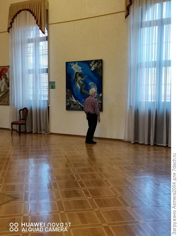 Рюкзачок можно оставить в гардеробе