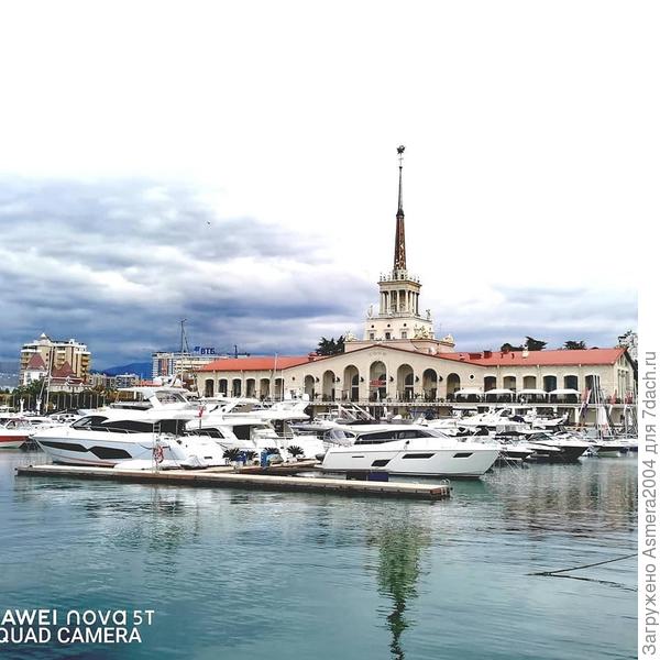 А вот и морской порт
