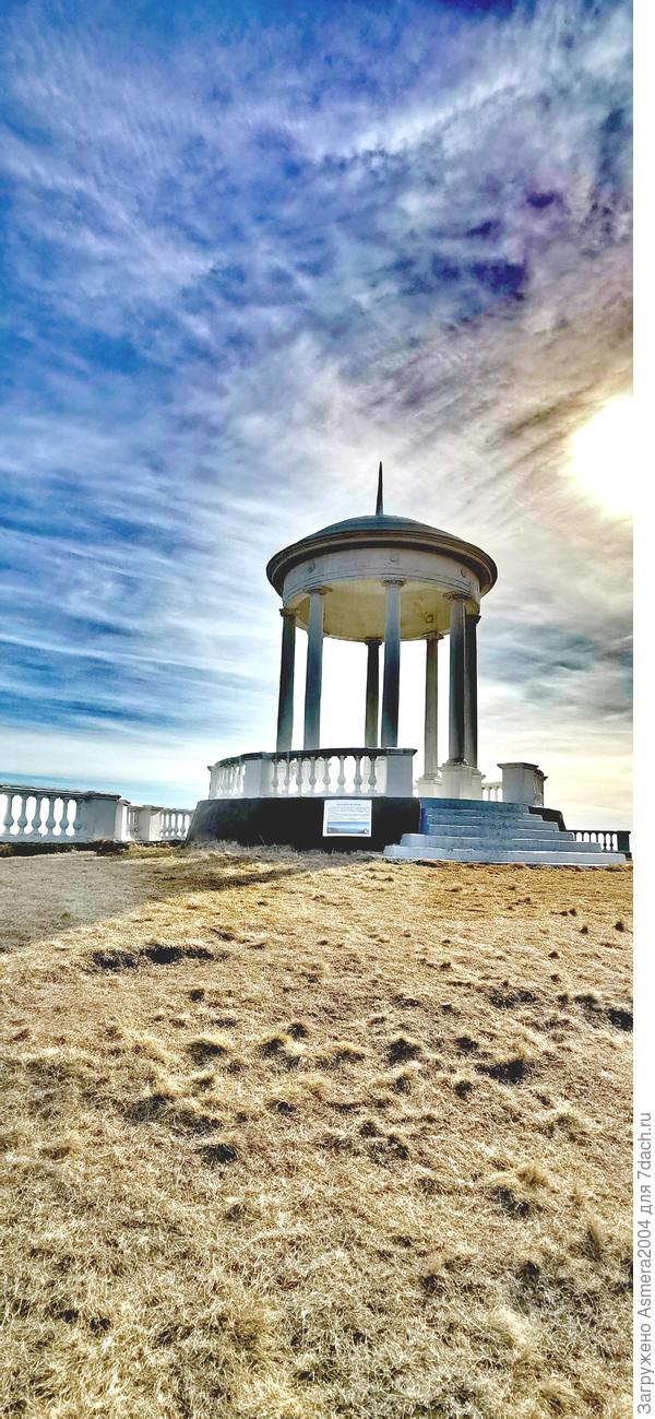 Беседка ветров на высоте 1500метров внизу облака