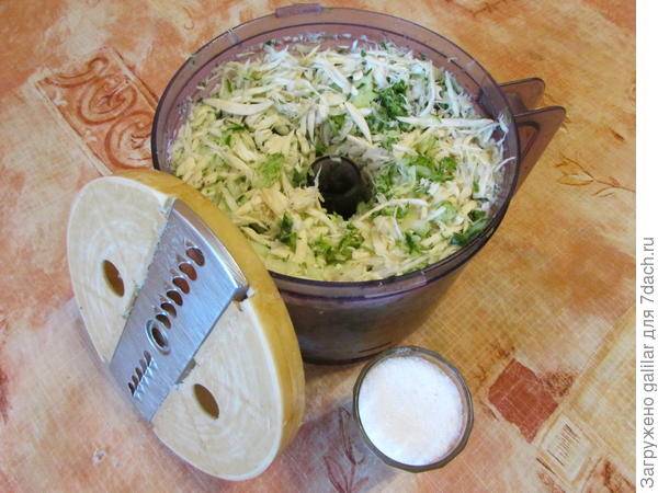 Смесь из огурцов, хрена и чеснока