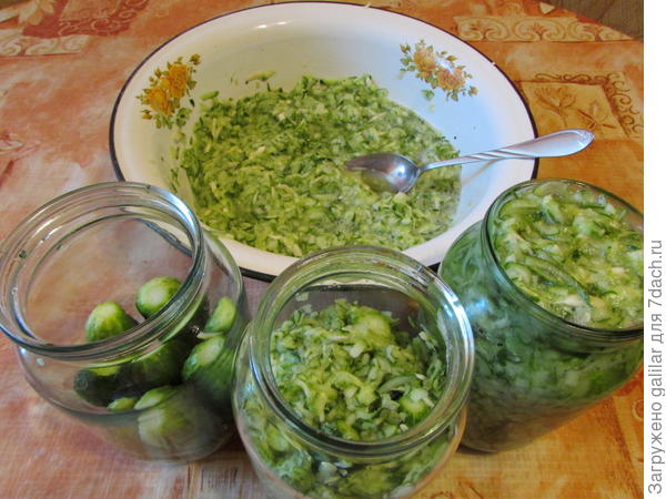 Постепенное заполнение банок огурцами и смесью