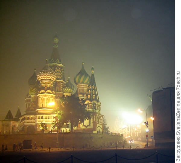 В туманном смоге храм стоит