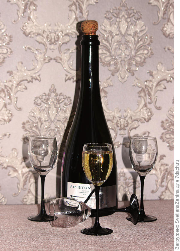 Эти 4 бокальчика, а точнее модерные рюмки, получил кто-то из наших собак на выставке. А вино презентовал в качестве извинений один банк &quot;нечаянно&quot; оформивший на меня кредит ))