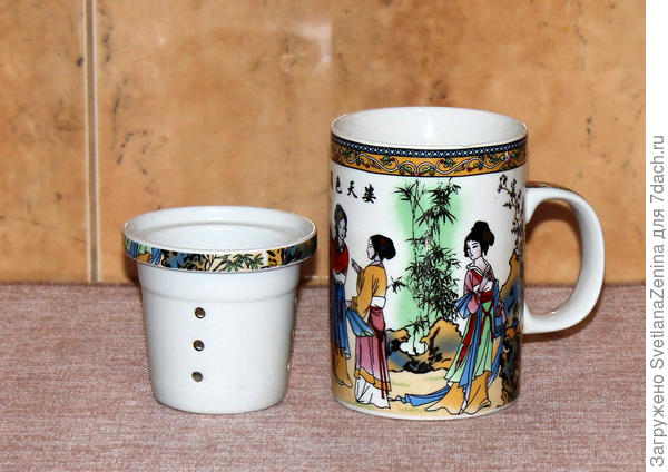 А моя чайная кружка на самом деле тоже является заварником. Мне досталась уже без крышки.