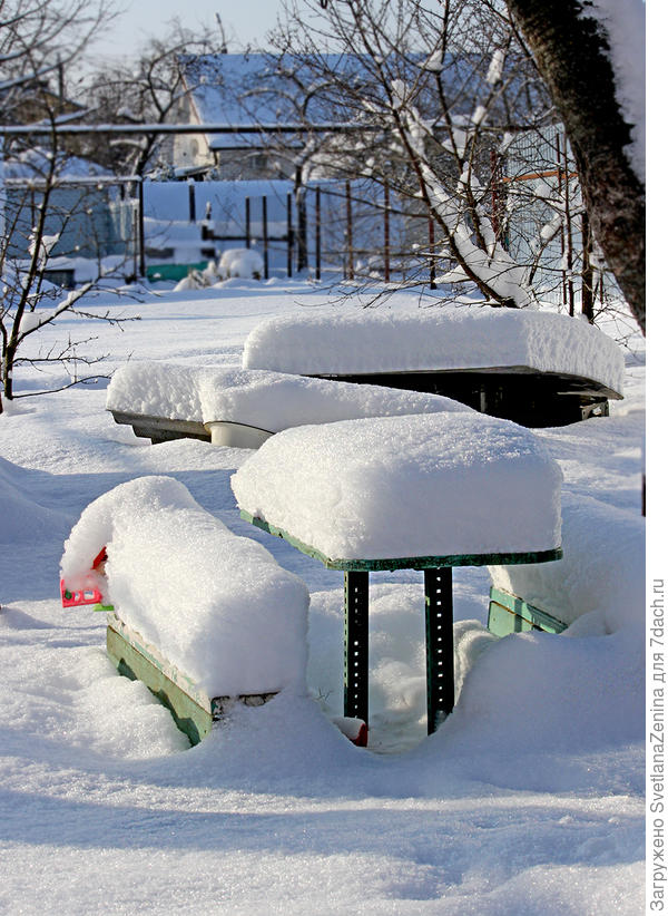 Столики, скамеечки