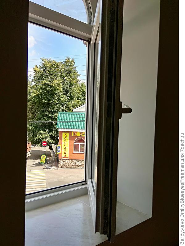 Распахнутое настежь окно - это опасно, если в доме есть дети!