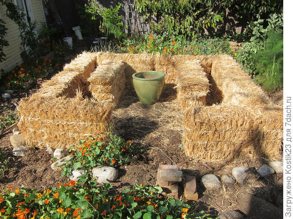 Грядка из тюков.