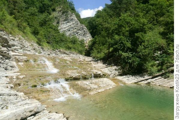 Первый небольшой водопад,с купальной чашей после 3-ёх часов пути..