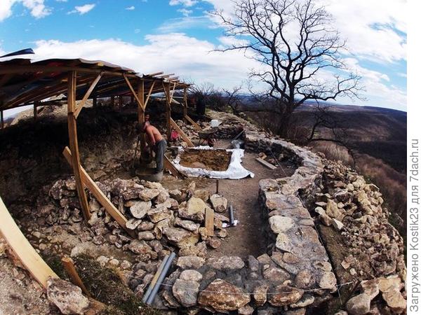 Стройка дома на скале