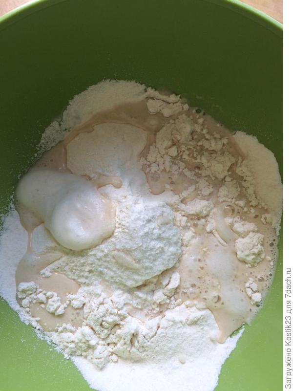 В муки выливаем дрожжи...