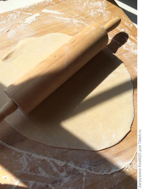 Тесто раскатать...
