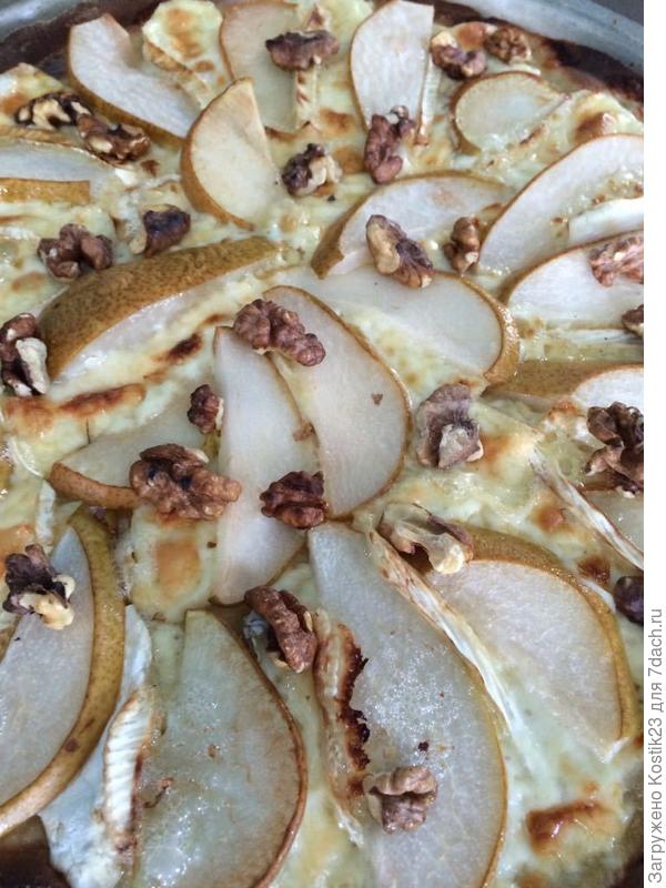 Достаём из духовки и посыпаем грецким орехом...
