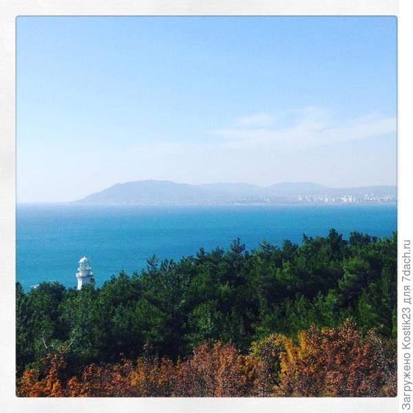 Осенний лес и маяк....