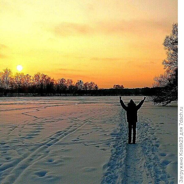 Гулял с сыном одноклассницы по москва реке...он машет солнышку уходящему и говорит ему спасибо за день ,я фотографирую :)
