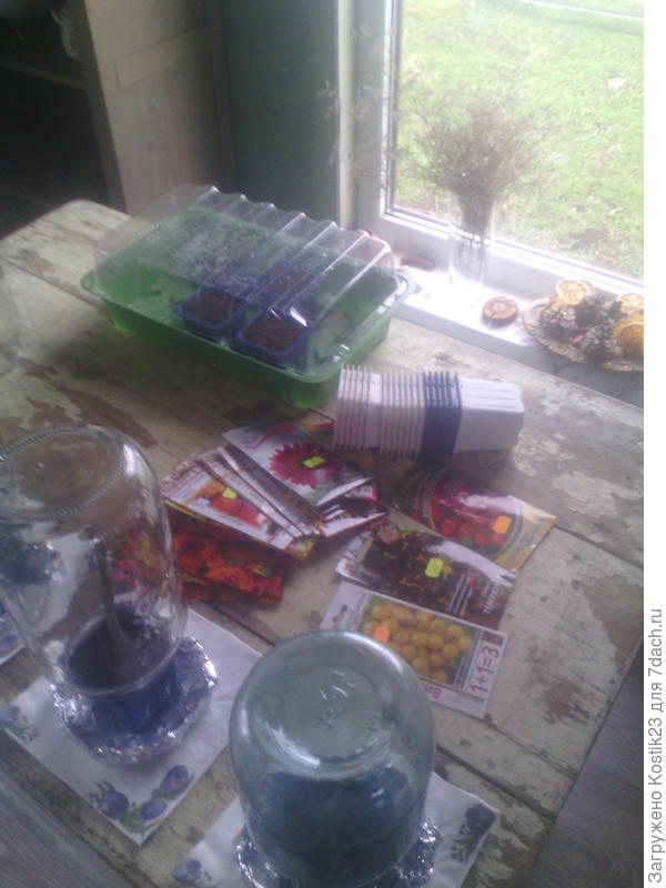 Старый витажный стол ,служит пока место для &amp;quot;яслей&amp;quot; весной точно займусь его рестоврацией уже перебил его осталось,отшлифовать и окрасить :)