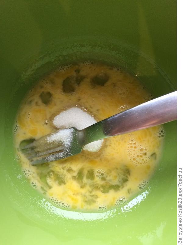 Яйца,сахар,щепотка соли...