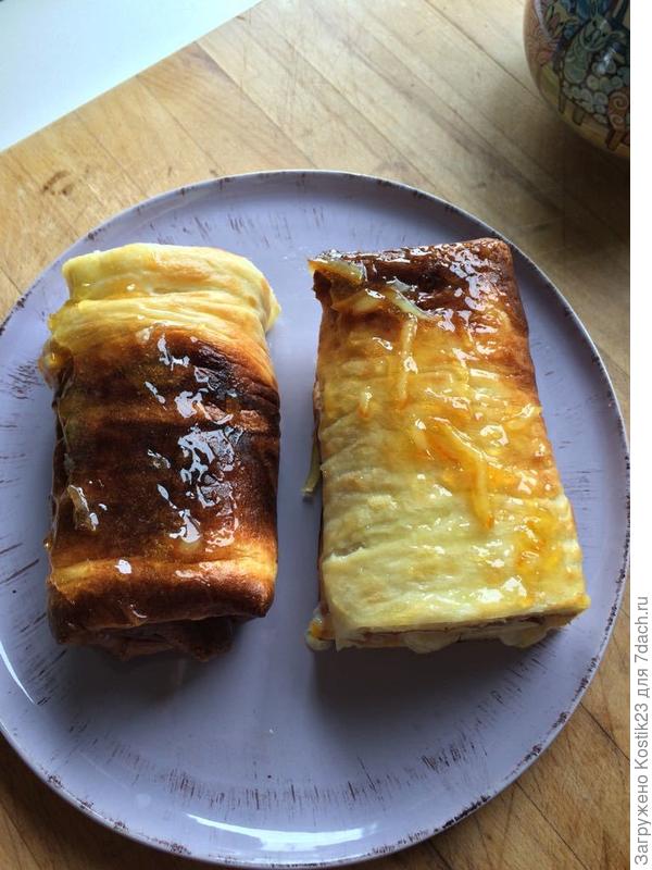 Свернуть рулет и обмазать слегка джемом (я разрезал на две части,не влазил в тарелку :) ).