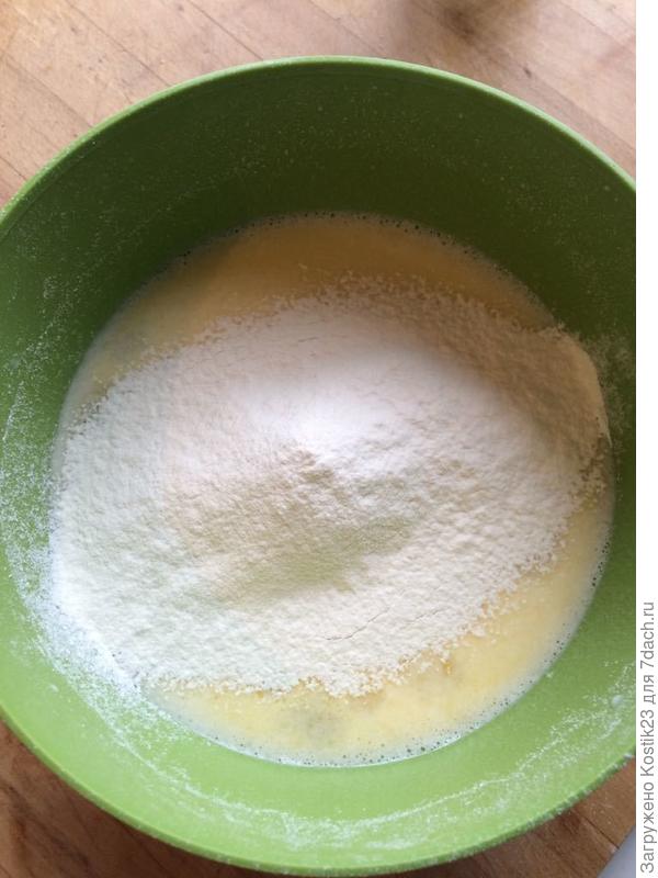 Молочно-яичная смесь и мука...