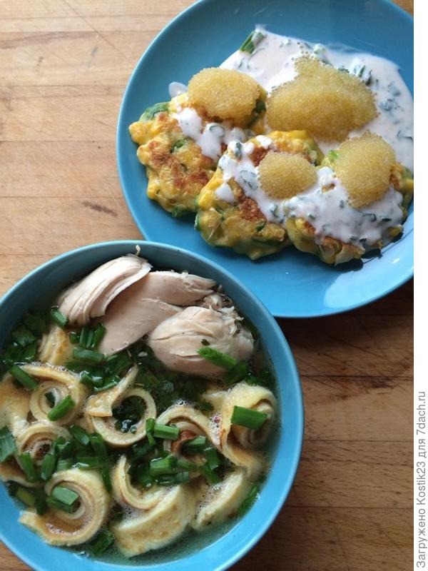 Наливаем бульон и посыпаем зелёным луком и подаём и ззовём всех к столу :)