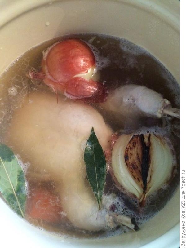 Отвариваем курочку и делаем бульон...:)