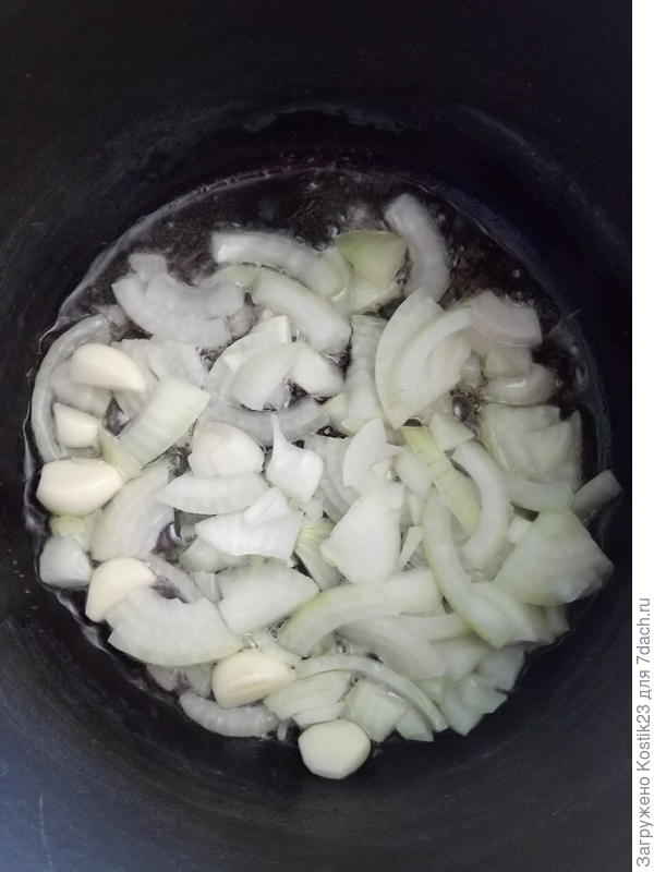 Тушим до мягкости лука...