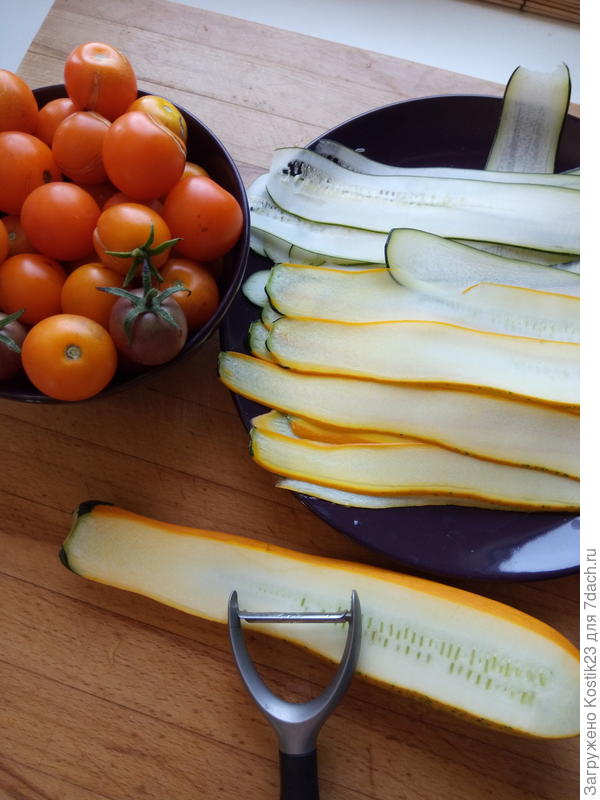 Нарежьте цукини на полоски...