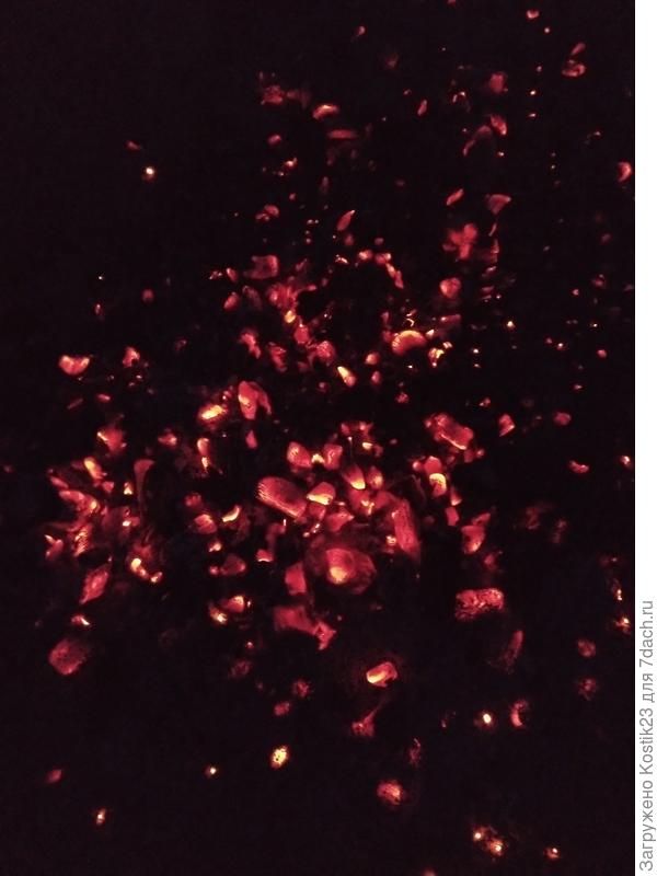 Уже ночь,угольки мерцают будто звёзды в небе :)