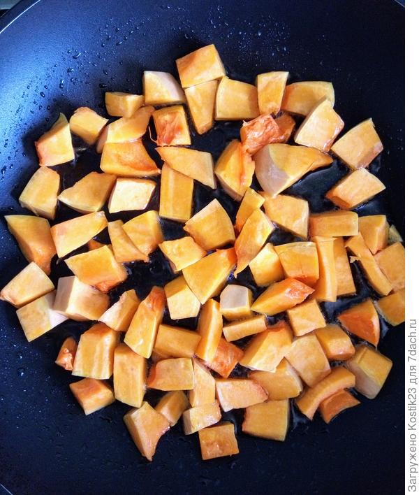 Обжарить на сковороде и добавить тмин .